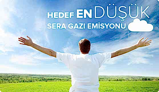 Bir adam açık alanda kollarını açarak mutlulukla duruyor, arka planda temiz bir doğa manzarası ve 