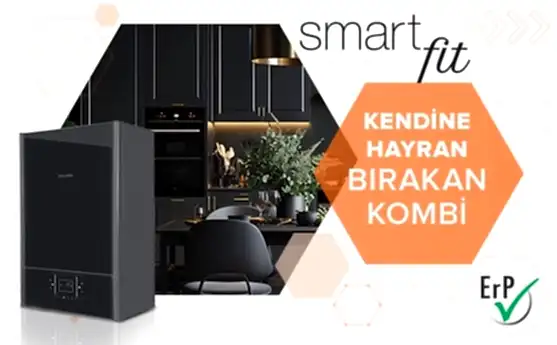Modern bir mutfakta siyah kombi yer alıyor. Sağda “Kendine Hayran Bırakan Kombi”, üstte Smart Fit, altta ErP logo bulunuyor.