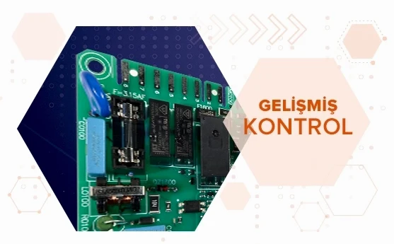 Görselde gelişmiş özelliklere sahip bir elektronik devre kartı yer alıyor. Sağda “Gelişmiş Kontrol” yazısı bulunuyor.
