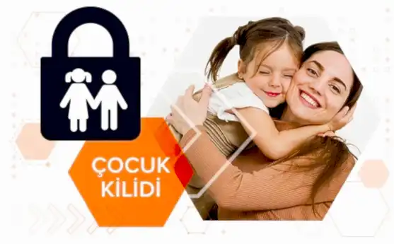 Görselde sarılan anne ve çocuğu görülüyor. Üstte kilit simg loading=