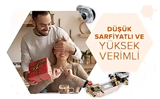 Görselde mutfakta mutlu bir aile var. Kız, gözleri kapalı gülerek hediye alıyor. Sağ üstte “Düşük Sarfiyatlı ve Yüksek Verimli” yazıyor.
