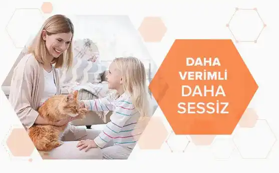 Mutlu bir anne ve kızı, yanlarına gelen turuncu kediyle ilgileniyor. Sağda “DAHA VERİMLİ DAHA SESSİZ” ifadesi yer alıyor.