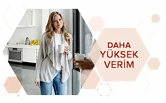 Görselde, mutfakta kahve tutan, rahat ve güler yüzlü kadın bulunuyor. Yanında, “Daha Yüksek Verim” yazısı yer alıyor.