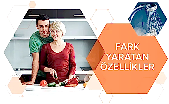 Görselde, mutfakta birlikte mutlu vakit geçiren, yemek hazırlığında olan genç bir çift bulunuyor. Yanında, “Fark Yaratın Özellikler” yazısı yer alıyor.