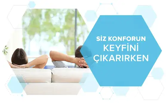Arka planda iki kişi, rahat bir oturma alanında, perde ve yeşil doğa görünüyorken, sağda büyük mavi hexagon içinde ‘Siz konforun keyfini çıkarırken’ yazısı yer alıyor.