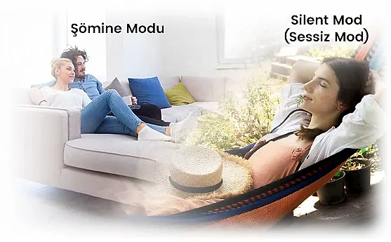 İki kişi, salonda otururken biri sessiz modda dinleniyor, diğeri ise huzurlu bir şekilde dışarı bakıyor ve rahatlıyor.
